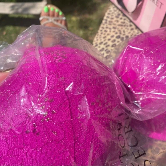 NEW Victoria’s Secret Bombshell Bra - Picture 10 of 11